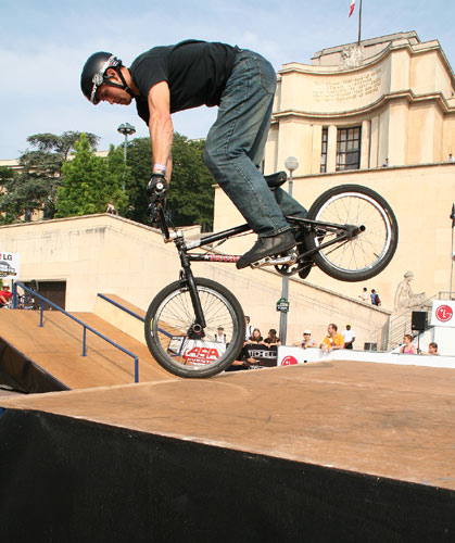 Nosepick to barspin in Paris